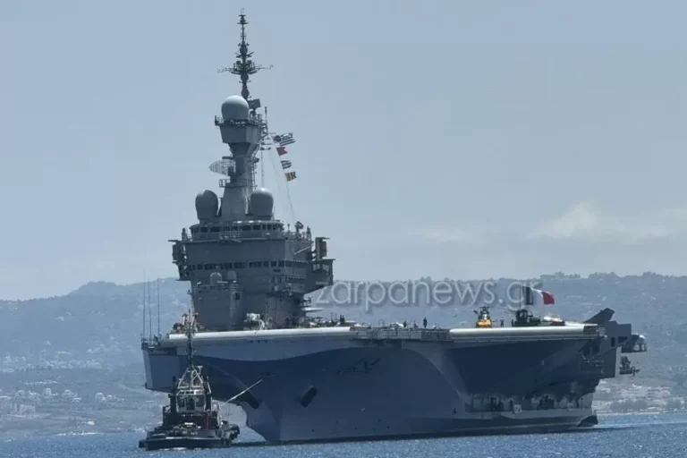 Στο Λιμάνι της Σούδας το γαλλικό αεροπλανοφόρο Σαρλ Ντε Γκωλ