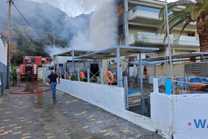 Κινητοποίηση της πυροσβεστικής για φωτιά σε επιχείρηση στη Λυγαριά Μαλεβιζίου