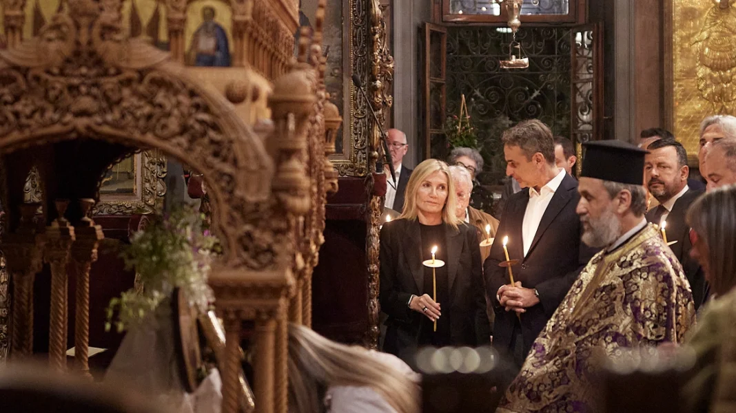 Κυριάκος Μητσοτάκης και Μαρέβα Γκραμπόφσκι στην Ακολουθία και την Περιφορά του Επιταφίου στην Τήνο