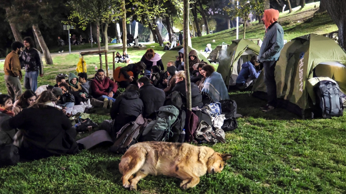 Ξενύχτησαν στην Κωνσταντινούπολη – Φόβοι για ακόμη μεγαλύτερο σεισμό μετά τα 6,2 Ρίχτερ