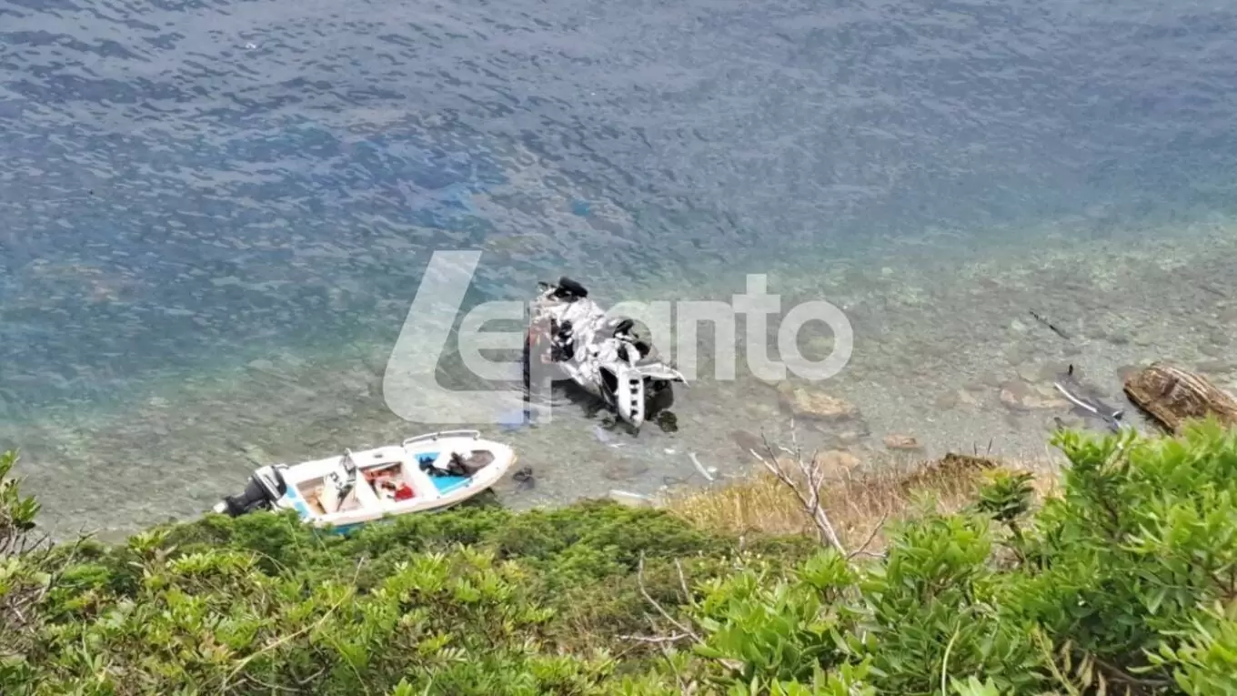 Σκοτώθηκε 27χρονη σε τροχαίο στη Φωκίδα – Το ΙΧ έπεσε σε γκρεμό, την απεγκλώβισαν πυροσβέστες με βάρκες