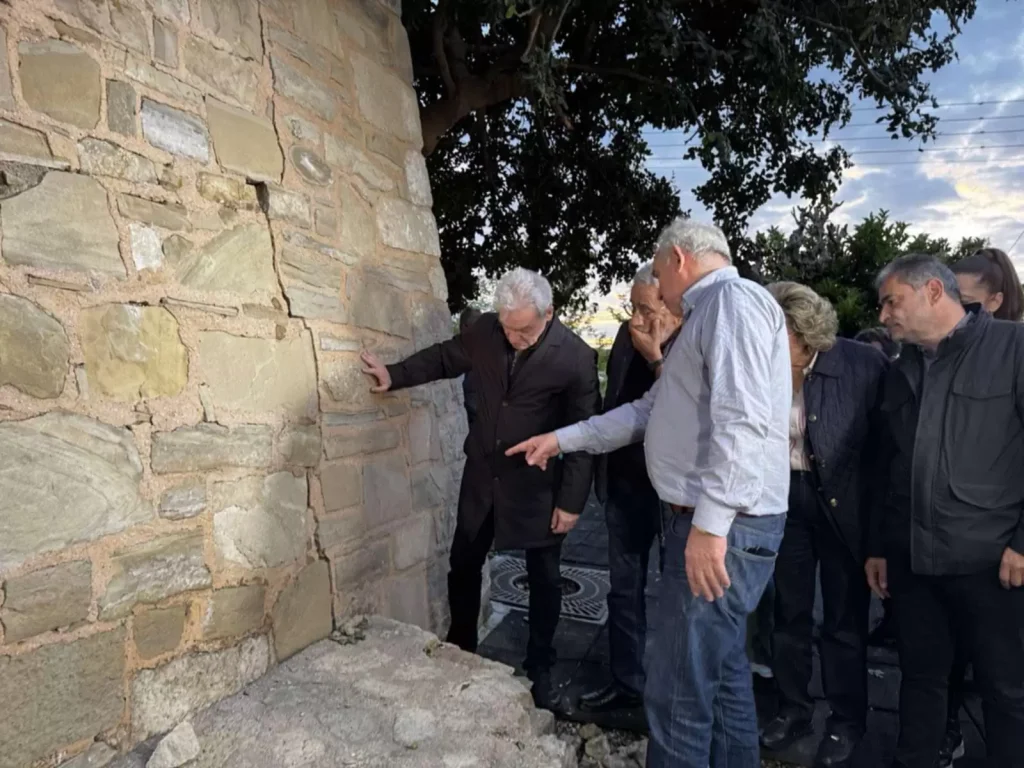 Ρηγματώσεις στις Βούτες Ηρακλείου: Ζημιές σε 20 σπίτια, 7 τα ακατάλληλα – Ευθ. Λέκκας: «Τεκτονική διάρρηξη η πιθανή αιτία»