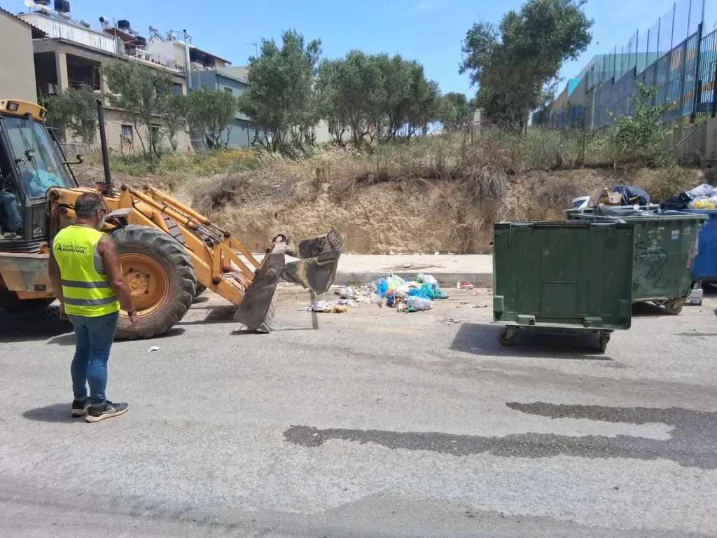 Συνεχίζονται οι επιχειρήσεις απομάκρυνσης απορριμμάτων