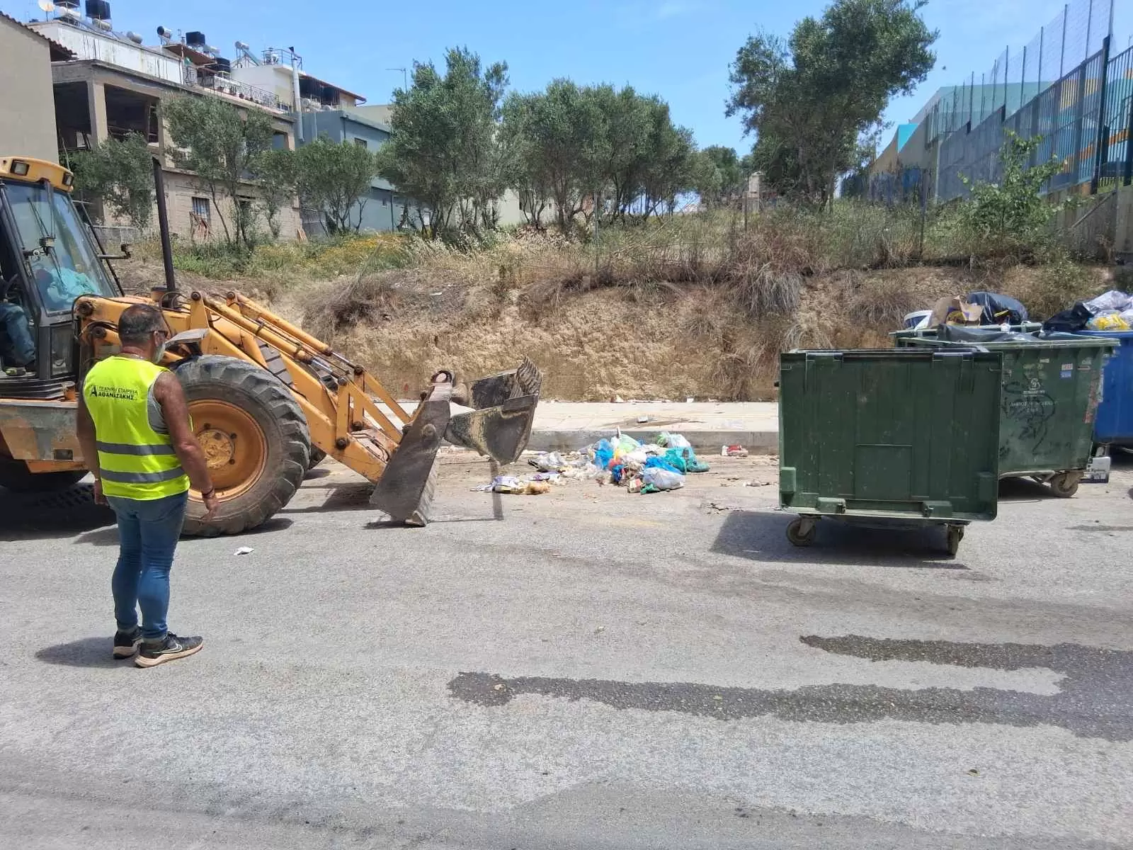 Συνεχίζονται οι επιχειρήσεις απομάκρυνσης απορριμμάτων