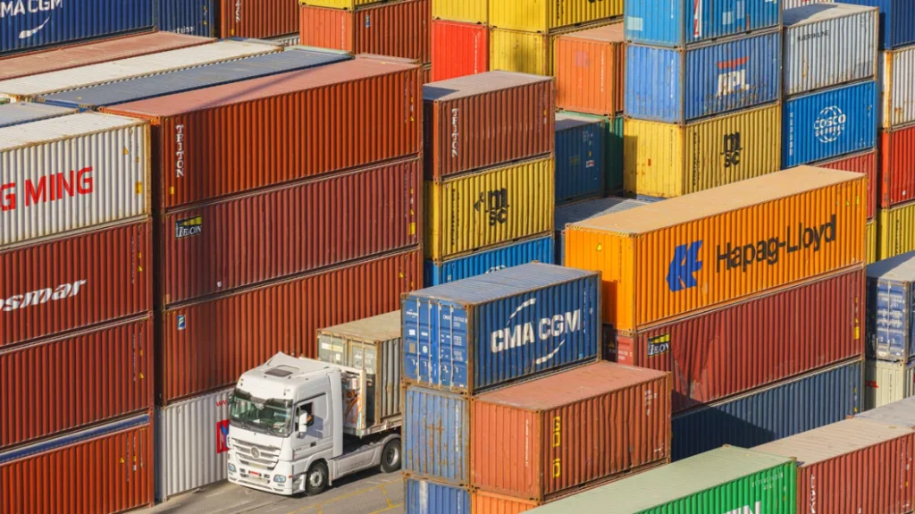 Ευρω-φόρος €2 στα πακέτα από την Κίνα