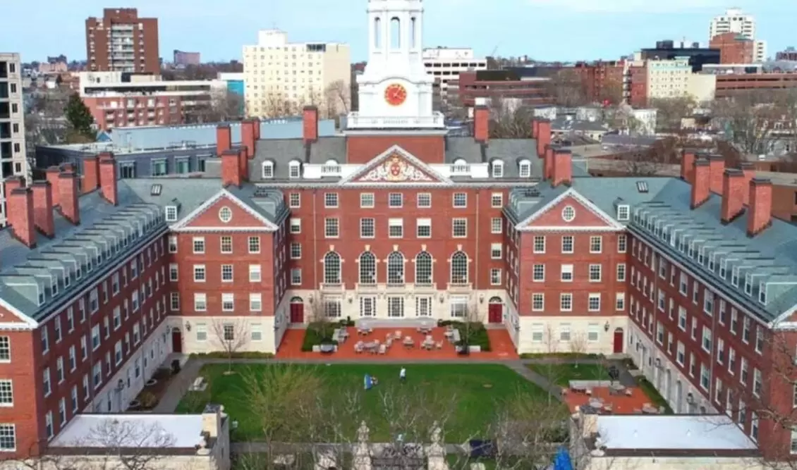 ΗΠΑ: Δικαστήριο μπλόκαρε προσωρινά την απόφαση της κυβέρνησης Τραμπ για το πανεπιστήμιο Χάρβαρντ