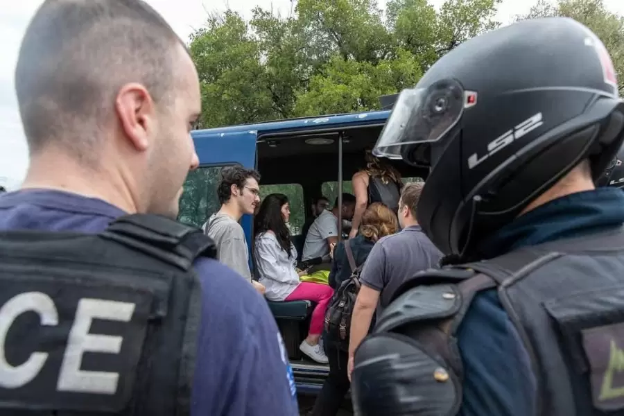 Ελεύθεροι οι 15 προσαχθέντες της Νέας Αριστεράς που ύψωσαν παλαιστινιακή σημαία στην Ακρόπολη