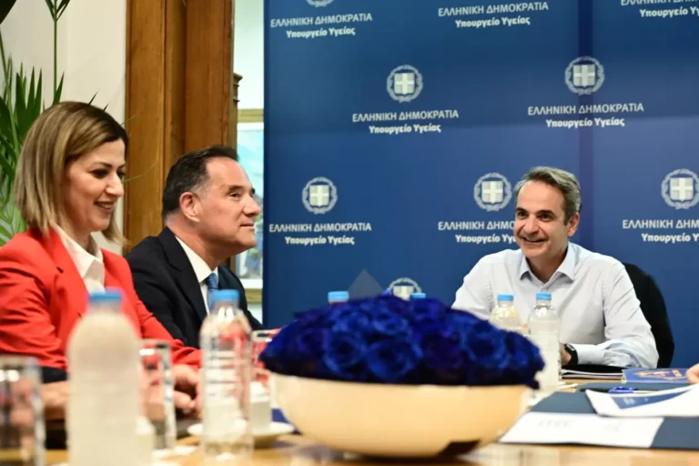 Επίσκεψη Μητσοτάκη στο Υπουργείο Υγείας: «Μέρα με τη μέρα κερδίζουμε το στοίχημα»