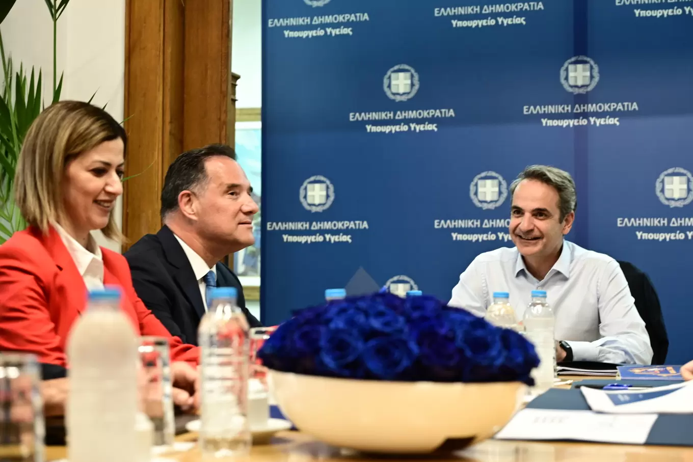 Επίσκεψη Μητσοτάκη στο Υπουργείο Υγείας: «Μέρα με τη μέρα κερδίζουμε το στοίχημα»