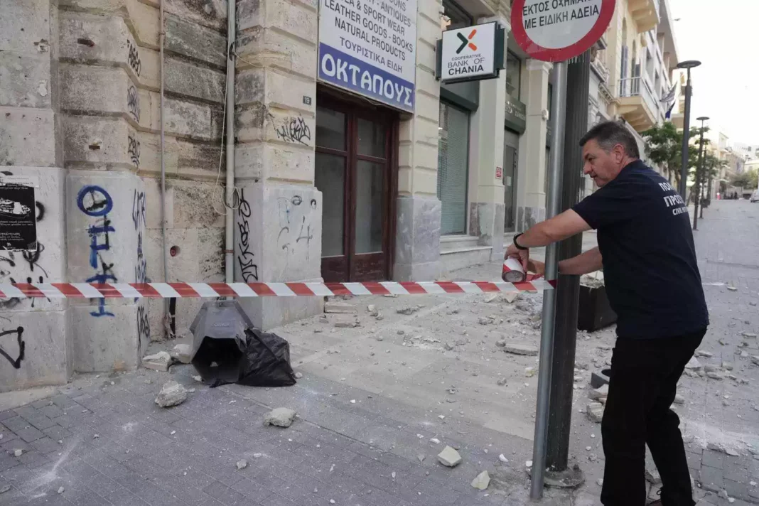 Έπεσε περβάζι στο Μέγαρο Κοθρή-Αναφορές για ρηγματώσεις σε σπίτι στη Ν. Αλικαρνασσό