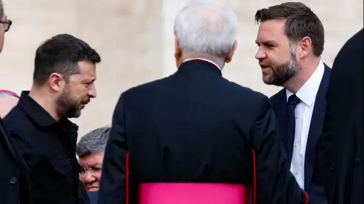 Βανς και Ζελένσκι συζήτησαν στη Ρώμη για την αναμενόμενη τηλεφωνική επικοινωνία Τραμπ-Πούτιν