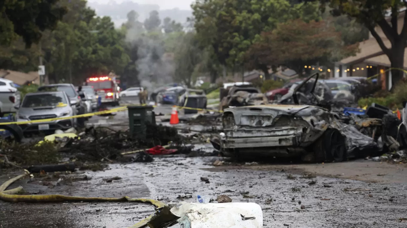 ΗΠΑ: Φόβοι για πολλούς νεκρούς από τη συντριβή μικρού αεροσκάφους σε κατοικημένη περιοχή του Σαν Ντιέγκο