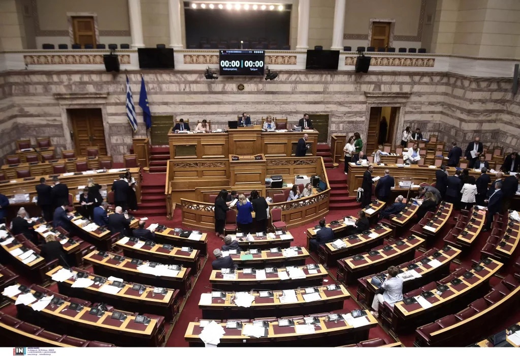 Βουλή: Ενστάσεις και διαφωνίες από την αντιπολίτευση για το πόρισμα της προκαταρκτικής για τον Κ. Καραμανλή