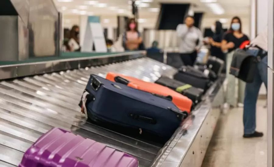 Ε.Ε.: Νέοι κανόνες για επιβάτες αεροπλάνων, με χρεώσεις χειραποσκευών και αυστηρότερο πλαίσιο αποζημιώσεων