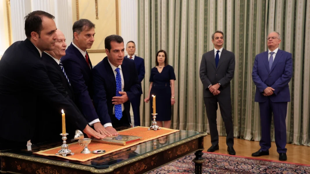 Ορκίστηκαν ο νέος υπουργός Μετανάστευσης, Θάνος Πλεύρης και τρεις υφυπουργοί
