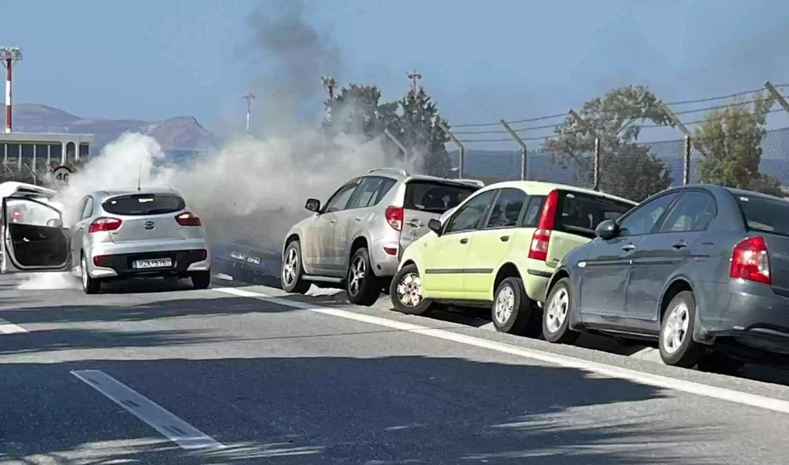 Αυτοκίνητο πήρε φωτιά έξω από το αεροδρόμιο Ηρακλείου