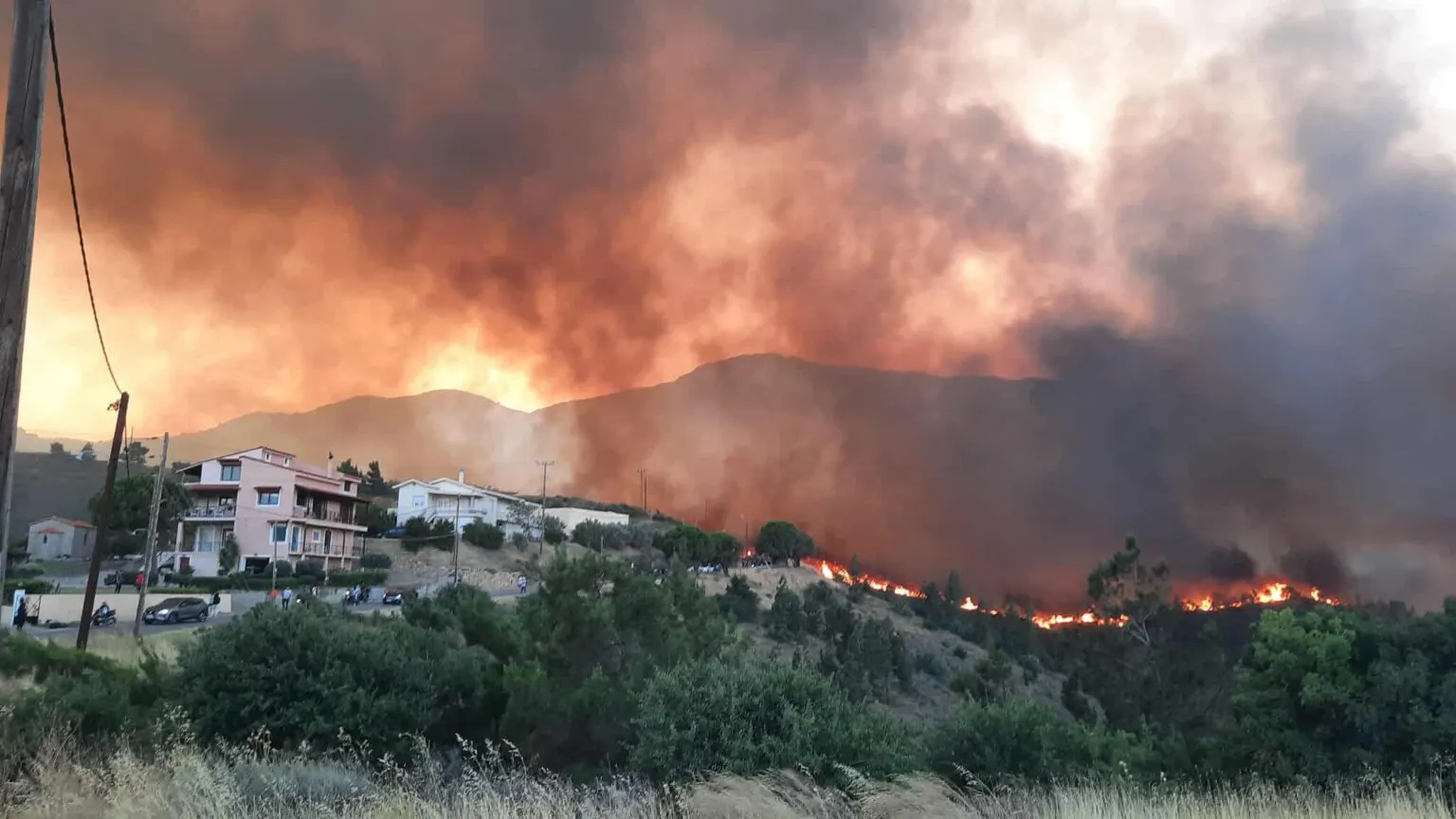 Σε κατάσταση έκτακτης ανάγκης η Χιος – Μεταφέρονται 250 πυροσβέστες – Νέο 112 για εκκένωση οικισμών
