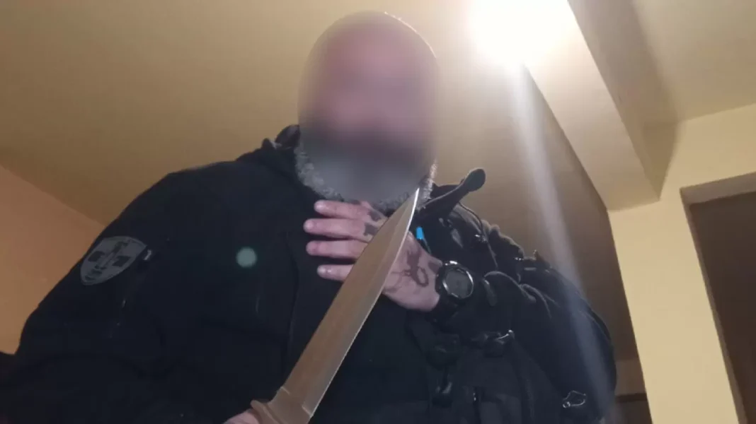 Το προφίλ του 42χρονου με το οπλοστάσιο στα Χανιά – Πόζαρε με όπλα και ανέβαζε ρητά αρχαίων φιλοσόφων