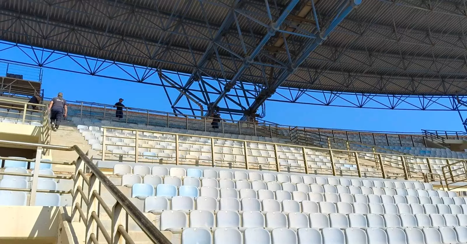 Δήμος Ηρακλείου: «Ξεκινήσαμε τον καθαρισμό των κερκίδων»