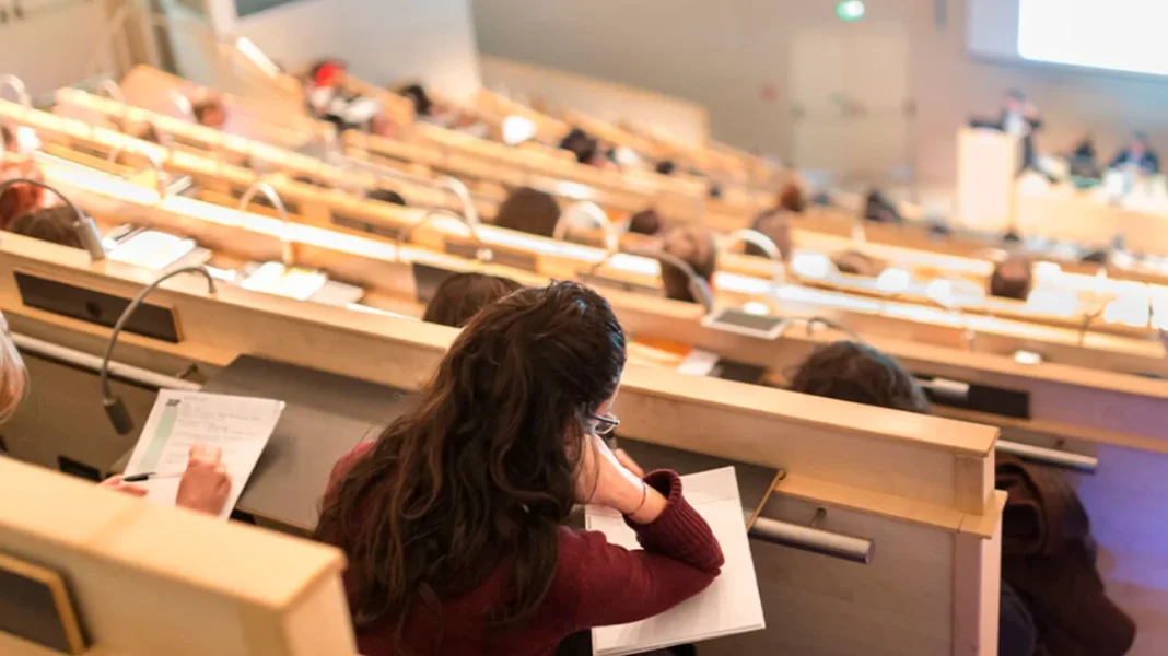 Η λύση του γόρδιου δεσμού των «αιώνιων» φοιτητών