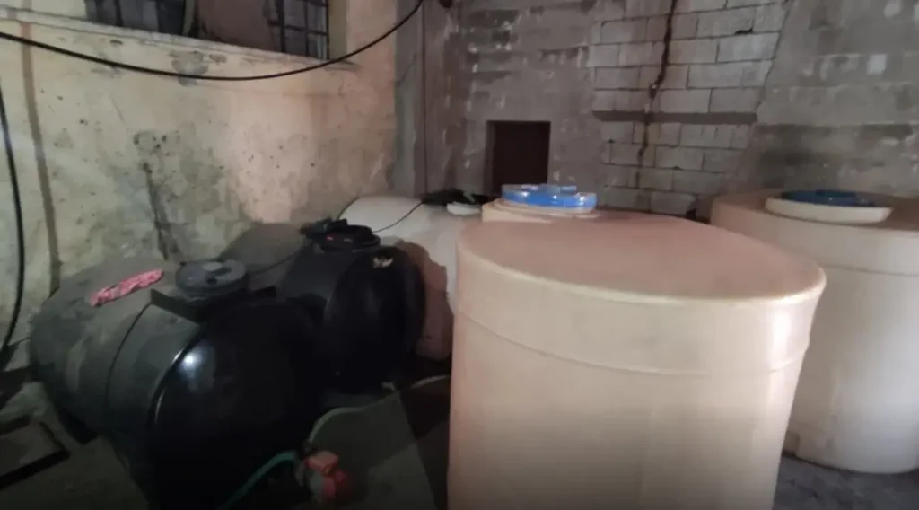 Χειροπέδες για παράνομο αποστακτήριο…