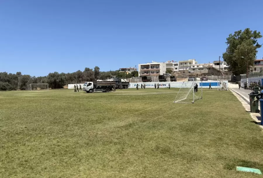 Μεταφέρθηκαν σε άλλον χώρο οι 501 μετανάστες που φιλοξενούνταν στο γήπεδο του Τσεσμέ Ρεθύμνου