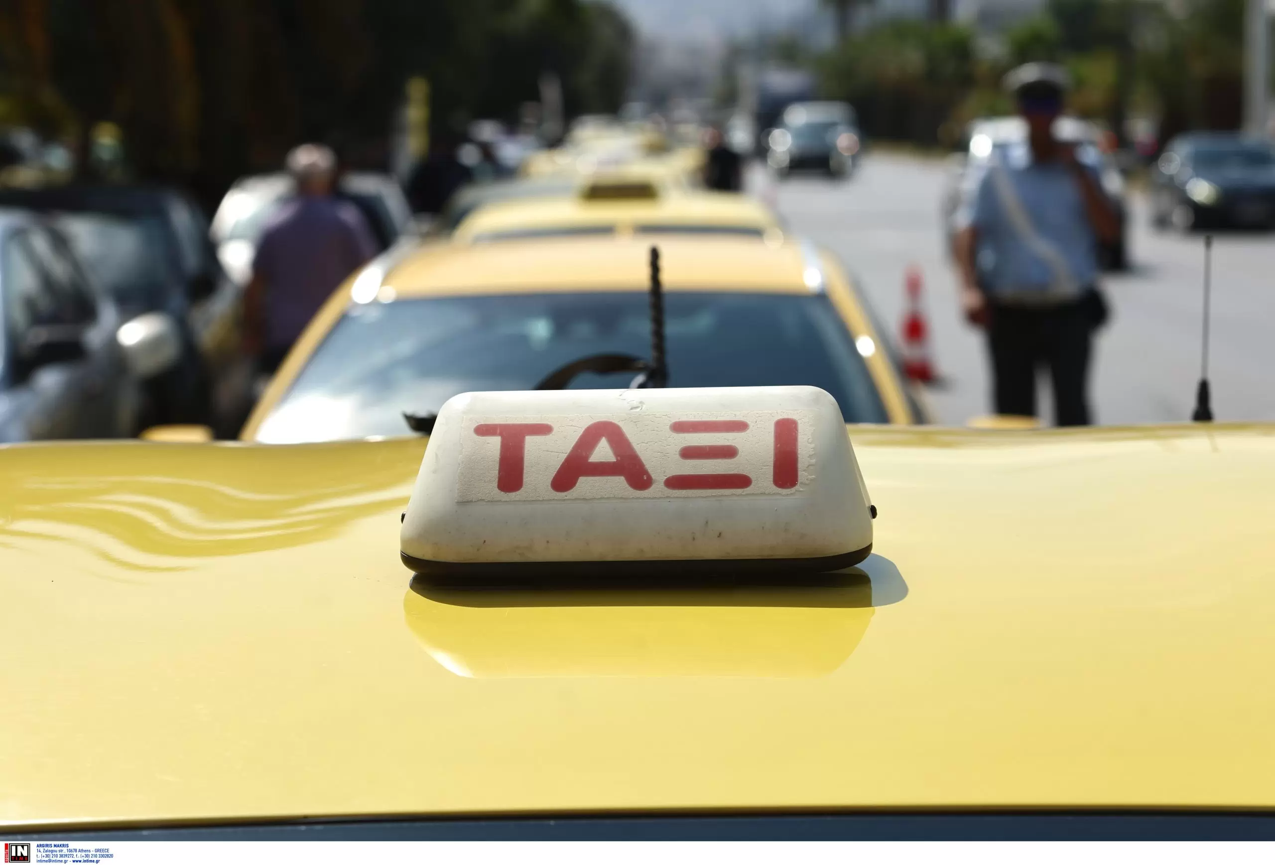 Χειροπέδες σε οδηγό ταξί χωρίς άδεια – Ζήτησε 310 ευρώ για τη διαδρομή αεροδρόμιο – Σύνταγμα