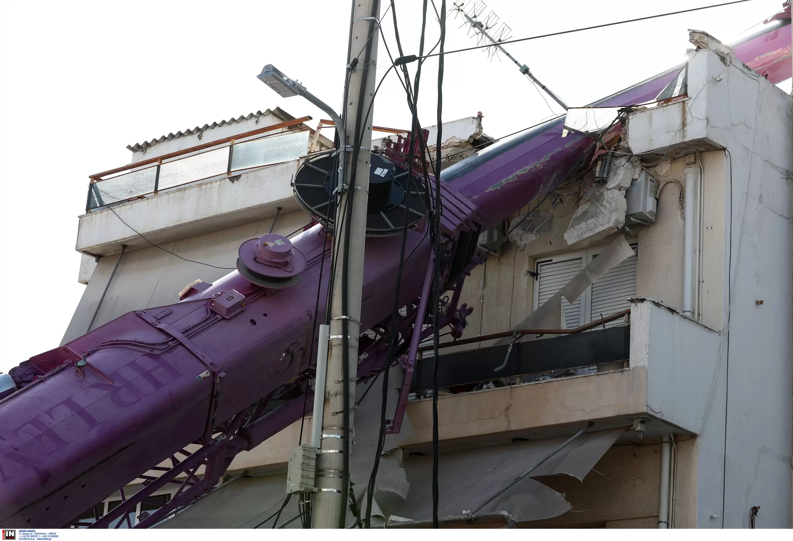 Περιστέρι: Γερανοφόρο όχημα έπεσε πάνω σε διώροφη οικία