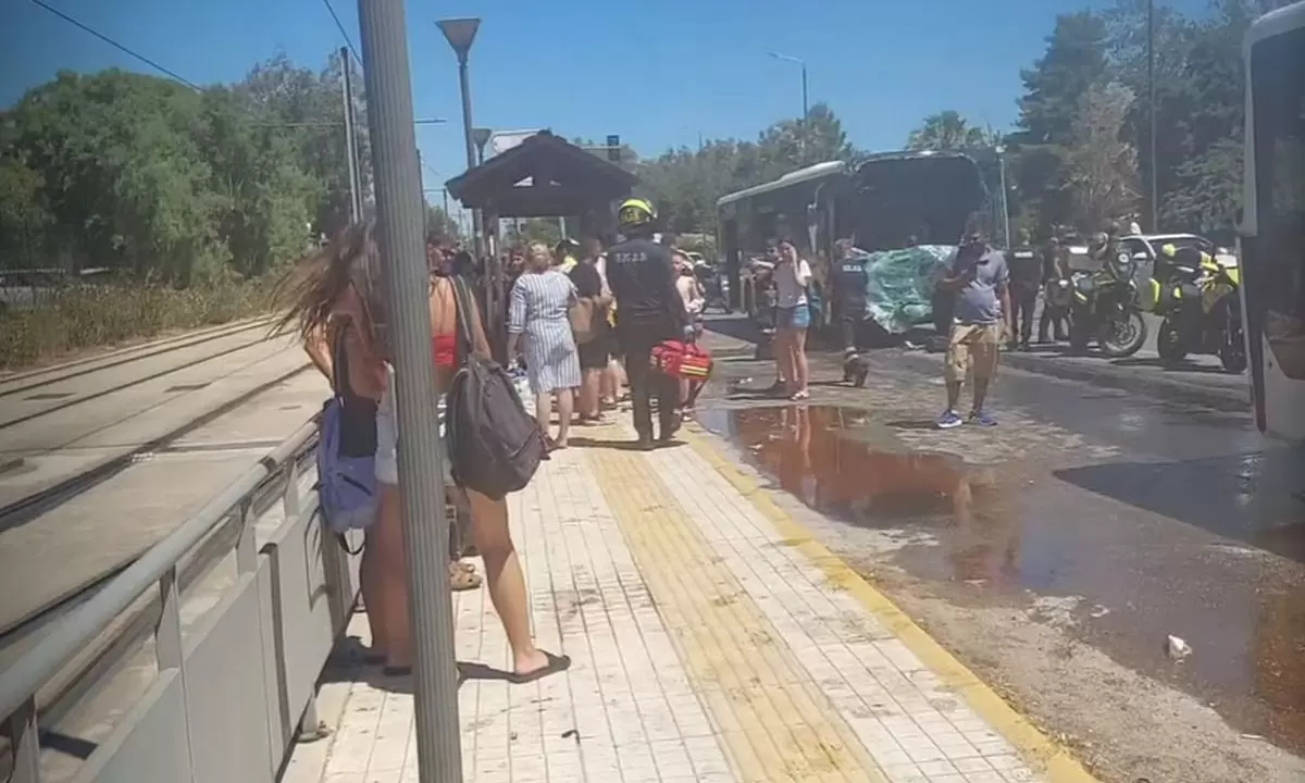 Βούλα: Σύγκρουση λεωφορείων στην παραλιακή – Τουλάχιστον 11 τραυματίες