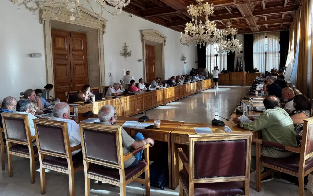 Το Δημοτικό Συμβούλιο Ηρακλείου για το μεταναστευτικό: «Ακατάλληλα τα τρία στρατόπεδα»
