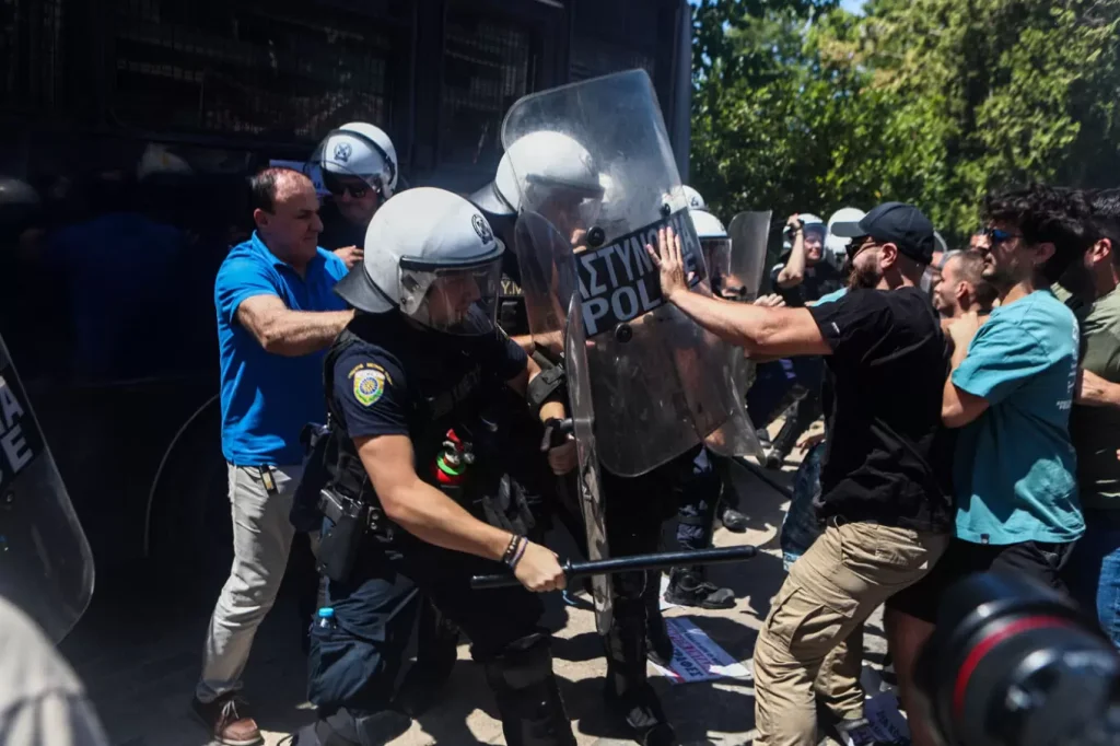 Ένταση στην διαμαρτυρία φοιτητών έξω από τη Σύνοδο των Πρυτάνεων