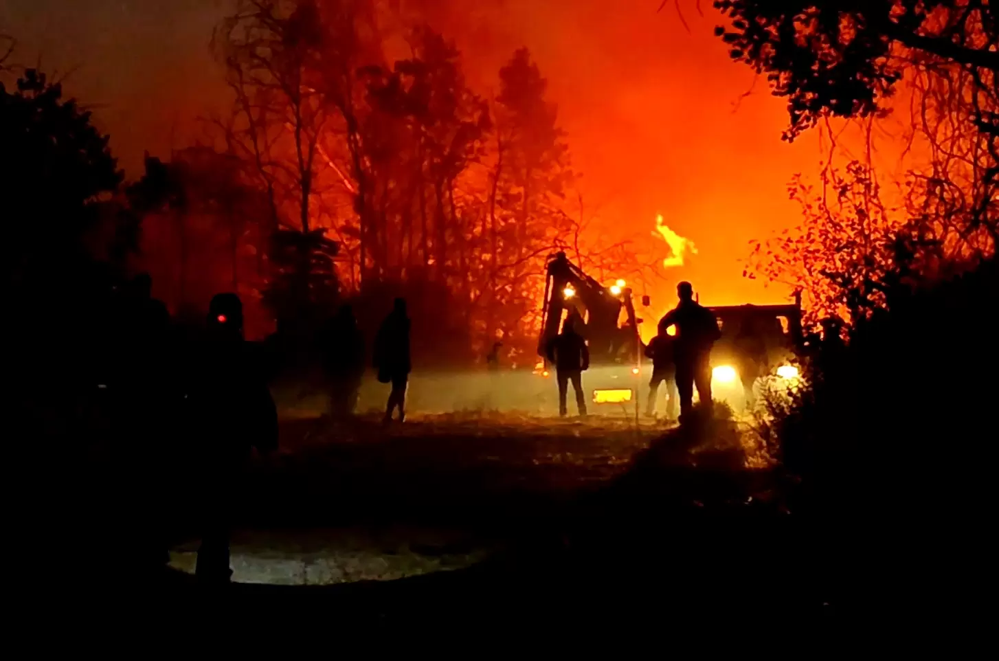 Ολονύχτια μάχη με τις φλόγες – Αττική, Εύβοια, Κύθηρα, Μεσσηνία και Χανιά στα κάρβουνα!