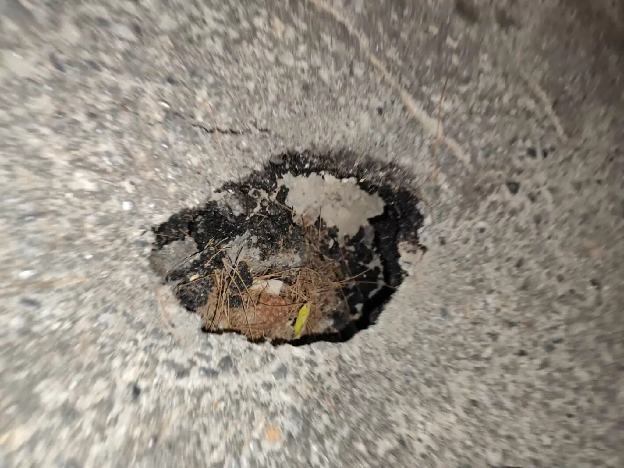 Επιστολή ακροατή : Μία τρύπα… όχι στο νερό, αλλά στο οδόστρωμα