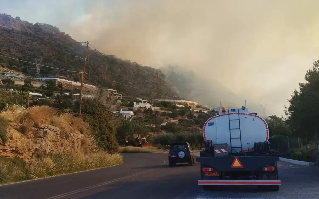 Συνεχίζεται η μάχη με τις φλόγες στην Ιεράπετρα