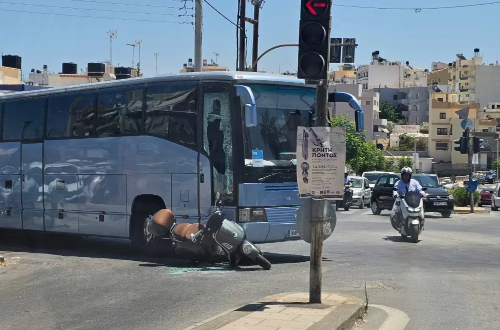 Ηράκλειο: Τροχαίο ατύχημα στην Εθνικής Αντιστάσεως – Λεωφορείο χτύπησε με δίκυκλο