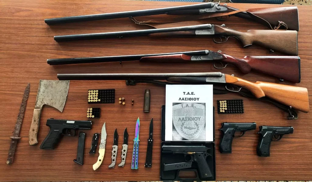 Σύλληψη ανήλικου και άλλων δύο για όπλα και μαχαίρια