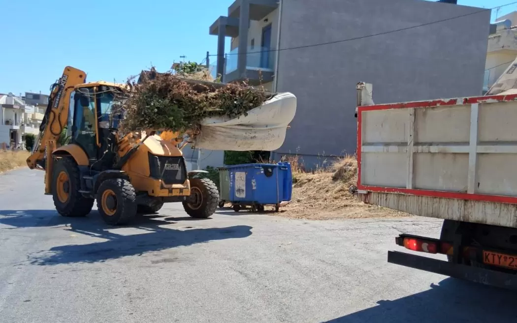 Ηράκλειο: Σε εξέλιξη μεγάλη επιχείρηση απομάκρυνσης ογκωδών και άλλων απορριμμάτων