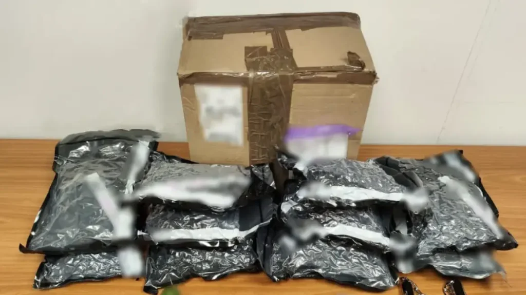 25χρονος συνελήφθη αφού παρέλαβε 5 κιλά κάνναβης από το «Ελ. Βενιζέλος» – Εμπλέκεται και τράπερ από την Κύπρο