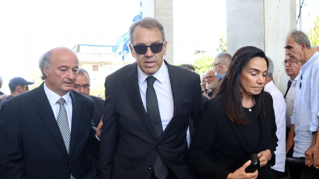 Πλήθος κόσμου στο τελευταίο αντίο στη Λένα Σαμαρά – Συγγενείς, φίλοι και πολιτικοί