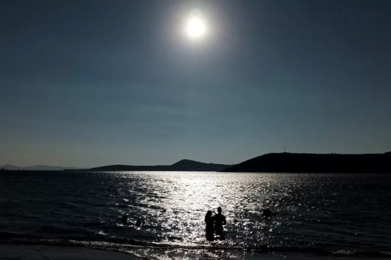 Ο καιρός σήμερα: Υποχωρεί η θερμοκρασία – Έως 7 μποφόρ στο Αιγαίο οι άνεμοι