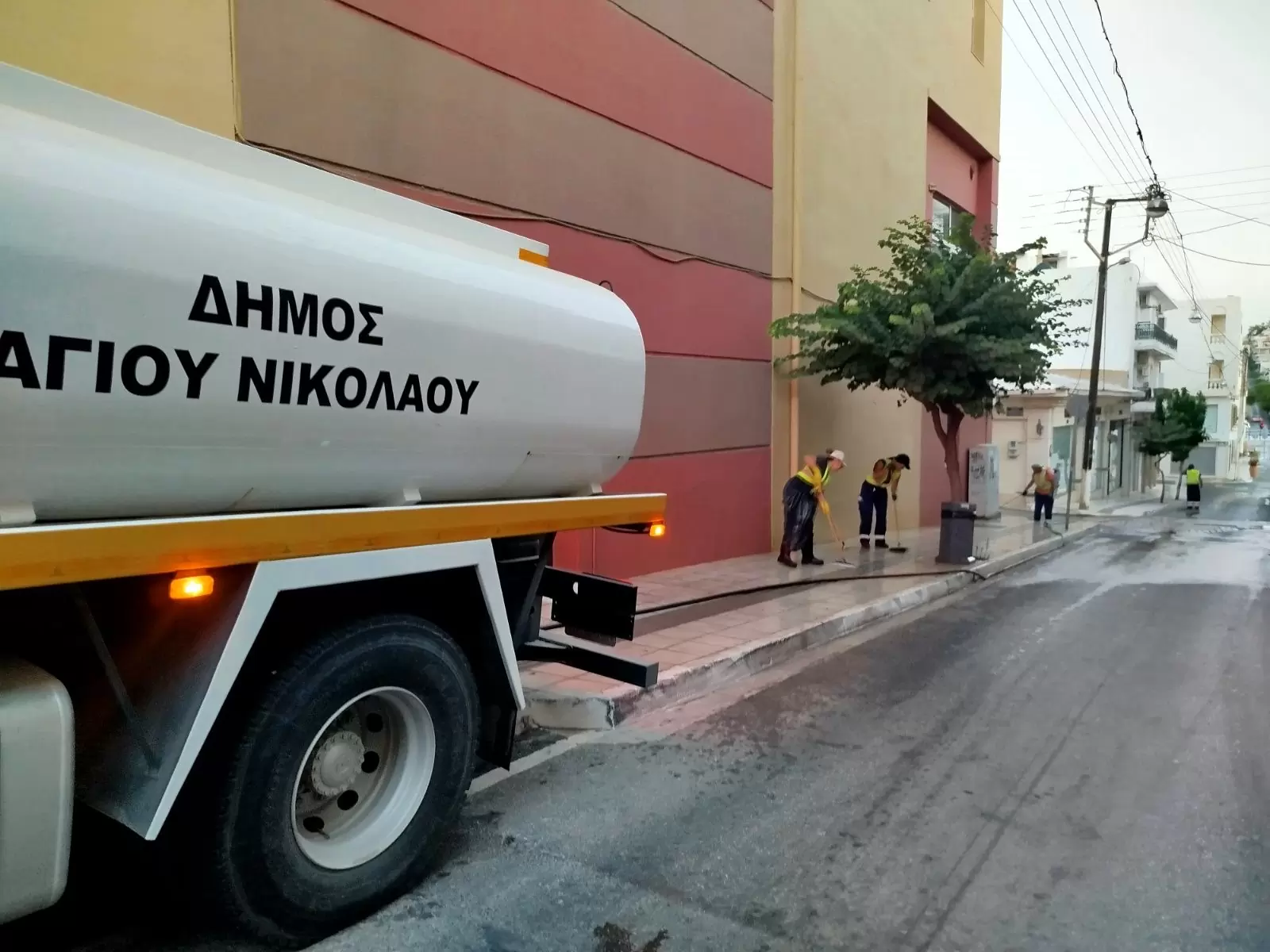 Ξεκίνησε από τον Δήμο Αγίου Νικολάου το πρόγραμμα πλυσίματος και καθαρισμού των πεζοδρομίων στην πόλη και στις Κoινότητες