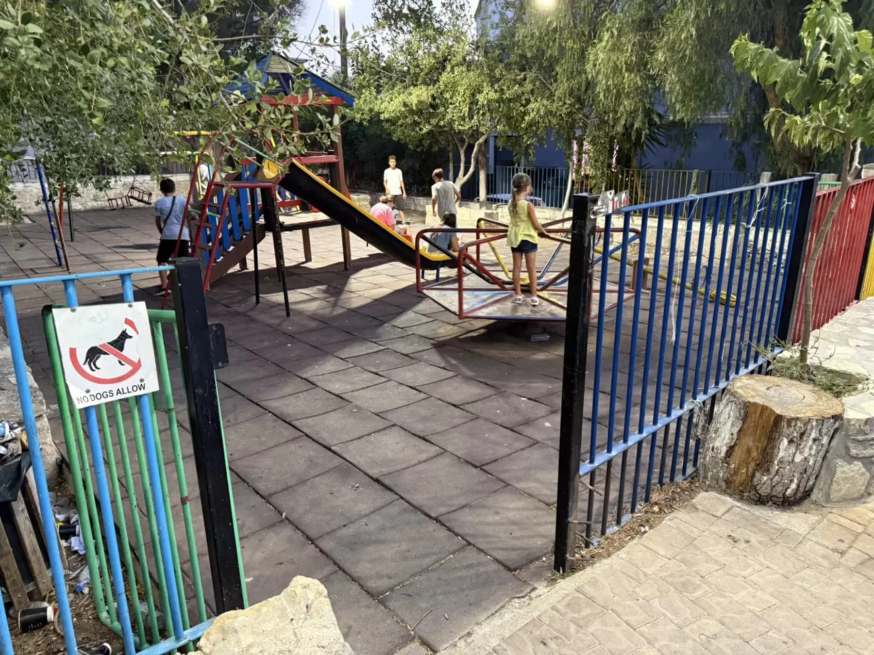 Άσχημες εικόνες με τα σκουπίδια στην παιδική χαρά του Καμηλαρίου