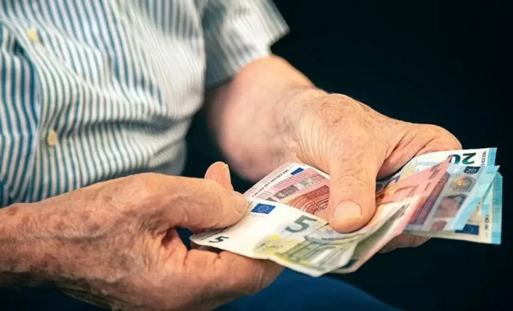 Ποιοι συνταξιούχοι θα πάρουν ολόκληρη την ετήσια αύξηση του 2026 και ποιοι τη μισή