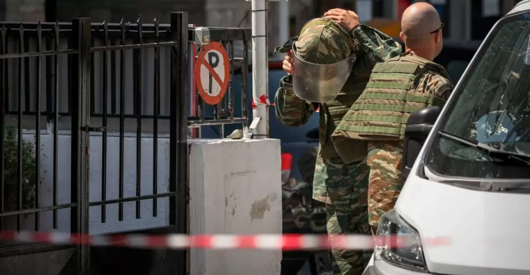 Βρέθηκε οπλοστάσιο σε κάδο απορριμμάτων στην Καισαριανή – Από όπλα μέχρι χειροβομδίδα εντόπισε το ΤΕΕΜ