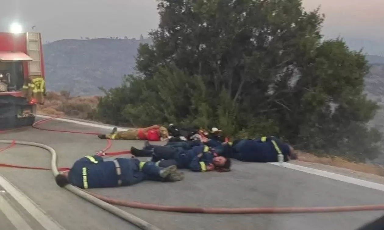 Ρίγη συγκίνησης με τους πυροσβέστες που κοιμούνται στο δρόμο