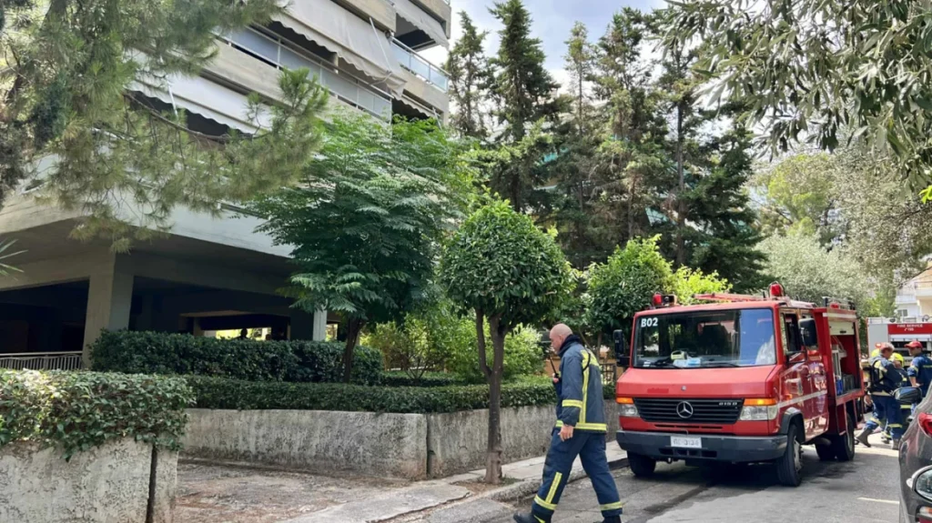 Άνδρας έχει ταμπουρωθεί σε διαμέρισμα στον Χολαργό – Πέταξε μολότοφ από το μπαλκόνι του, εκκενώνεται η πολυκατοικία