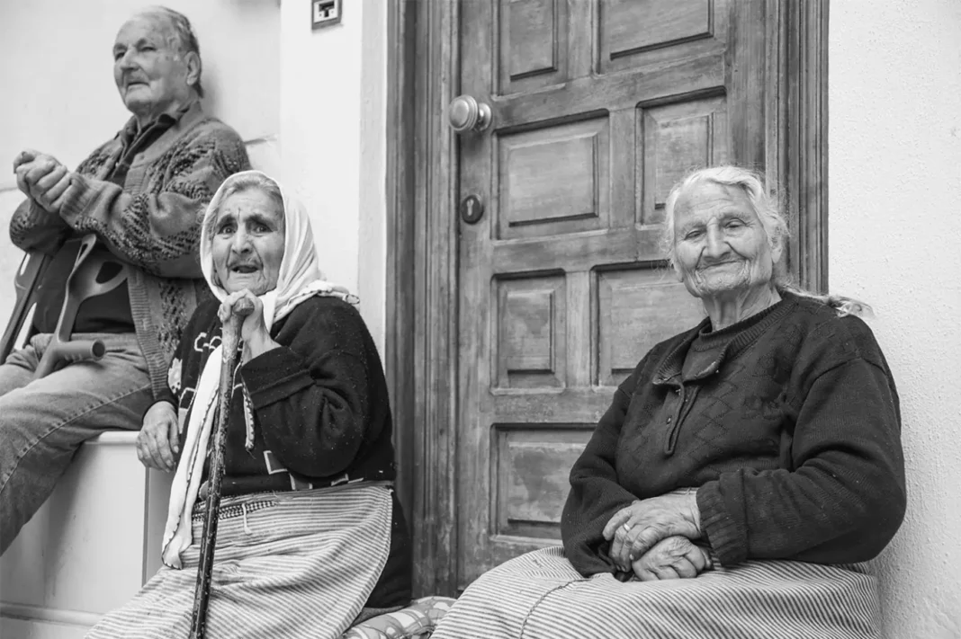 Τα μυστικά των Ελλήνων που ζουν χρόνια πολλά και καλά – Το προφίλ των αιωνόβιων και το προσδόκιμο ζωής ανά Περιφέρεια