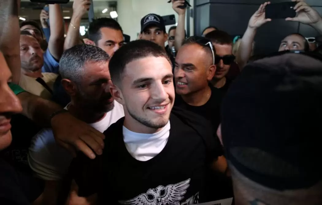 ΠΑΟΚ: Τρέλα στην υποδοχή του Ζαφείρη στο αεροδρόμιο Μακεδονία