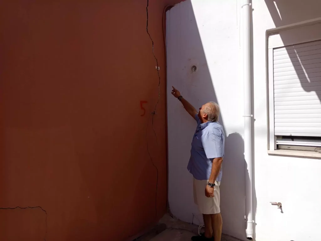 Βούτες Ηρακλείου: Αγωνία για τις πιστώσεις – Τι γίνεται σήμερα με τις ρηγματώσεις των κτιρίων