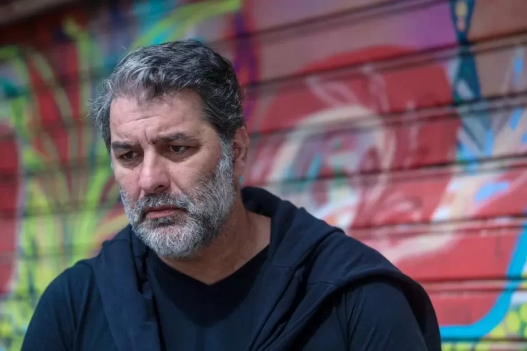 Στο Τμήμα ο Βασίλης Μπισμπίκης μετά τις ζημιές σε 10 αυτοκίνητα στη Φιλοθέη